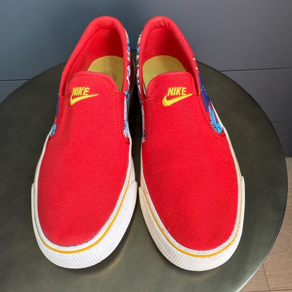 Nike Toki Slip-on Aloha Universal Red/Sail-Tour Yellow Colorway Floral Bright